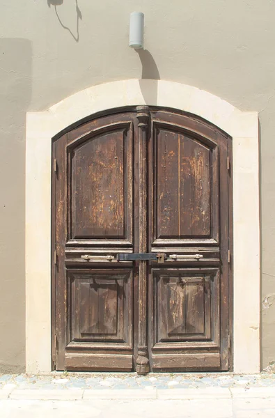 Braune Holzhaustür Retro Stil Mit Zwei Messinggriffen Einer Grauen Steinmauer — Stockfoto