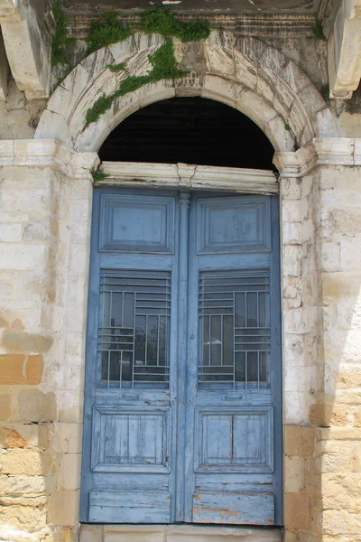 Старомодная Голубая Деревянная Дверь Каменной Аркой Металлическими Решетками Старой Каменной — стоковое фото