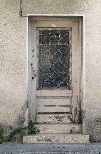Shabby Szare Drewniane Drzwi Przednie Panelem Szklanym Metalowe Kratki Starej — Zdjęcie stockowe