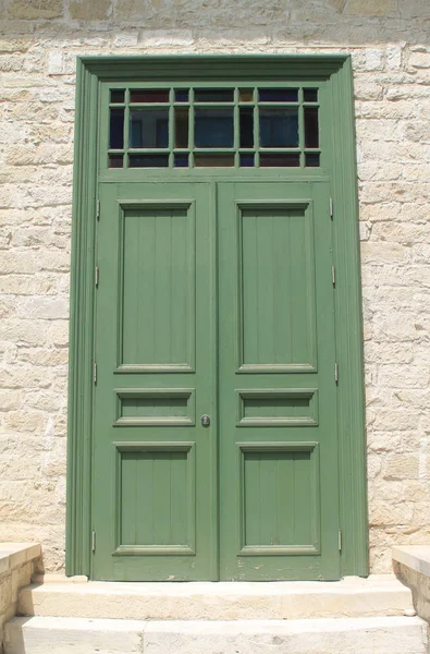 Стильная Зеленая Входная Дверь Стеклянной Панелью Белой Каменной Стене Солнечном — стоковое фото