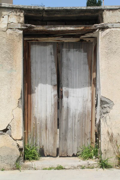 Shabby Zewnątrz Drewniane Drzwi Starej Szarej Kamiennej Ścianie Kwiatów Przez — Zdjęcie stockowe