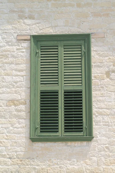 Zbliżenie Okna Domu Staromodnymi Zielonymi Drewnianymi Okiennicami Białym Kamiennym Ścianie — Zdjęcie stockowe