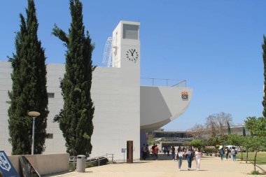 Lefkoşa, Kıbrıs, 7 Mayıs 2019: Kıbrıs Üniversitesi Kampüsü, Ortak Eğitim Tesisleri 01 binası güneşli bir günde yakınlarda öğrencilerle birlikte