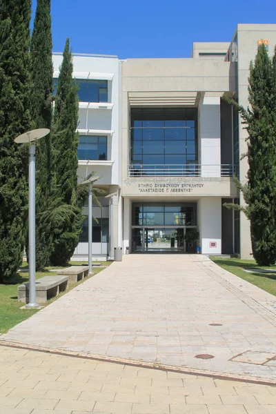 Lefkoşa, Kıbrıs, 7 Mayıs 2019: Güneşli bir günde Kıbrıs Üniversitesi Kampüsünde 