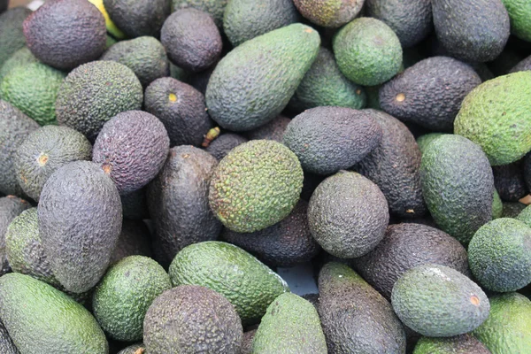 Kıbrıs çiftçi pazarında satılık olgun 'Hass' avokado armut büyük bir yığın yakın çekim