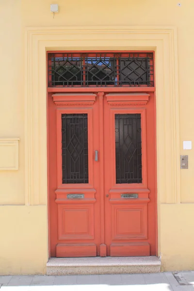 Czerwone Przednie Drzwi Stylu Retro Szklanymi Panelami Metalowymi Kratami Żółtej — Zdjęcie stockowe