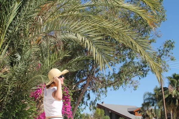 Usmívající Dospívající Dívka Slaměném Klobouku Slunečních Brýlích Pod Palmami Odjíždí — Stock fotografie