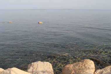 Güneşli bir günde beyaz kayalar ve taşlar ile Akdeniz 'in şeffaf suyun görünümü