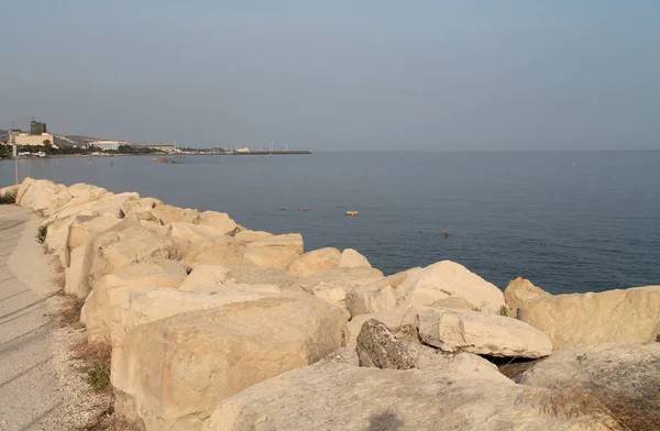 Iso Valkoinen Kiviä Auringonvalossa Edessä Välimeren Sininen Taivas Limassolin Merenrannalla — kuvapankkivalokuva