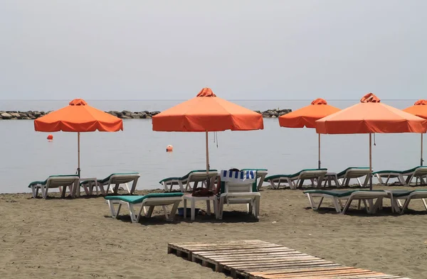 Песчаный Пляж Шезлонгами Оранжевыми Зонтиками Солнечный День — стоковое фото