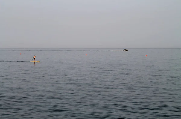 Panoramiczny Widok Morze Śródziemne Czerwonymi Boje Żółta Deska Paddleboardingu Biała — Zdjęcie stockowe