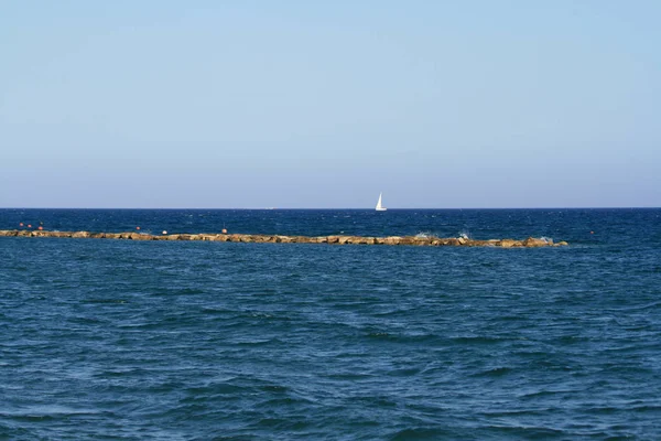 Panoramautsikt Över Det Mörkblå Havet Med Vit Segelbåt Vid Horisonten — Stockfoto