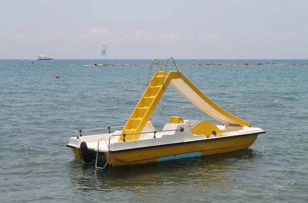 White Yellow Pedal Boat Slide Beach Water Area Front Blue — Stock Photo, Image