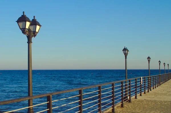 Fila Lampioni Molo Fronte Cielo Mar Mediterraneo Nelle Ore Blu — Foto Stock