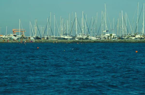 Vista Mar Mediterrâneo Azul Brilhante Com Mastros Brancos Iates Barcos — Fotografia de Stock