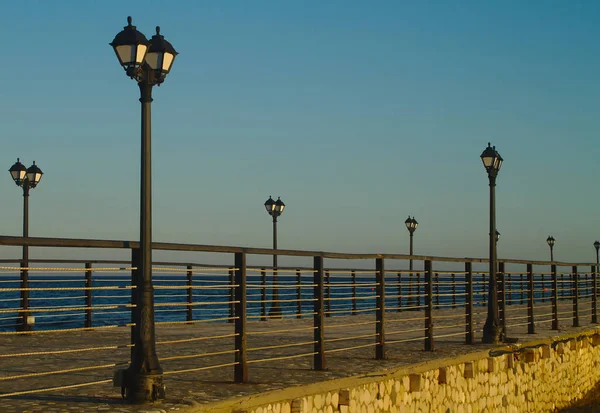 Rangée Lampadaires Sur Une Jetée Mer Devant Ciel Bleu Mer — Photo