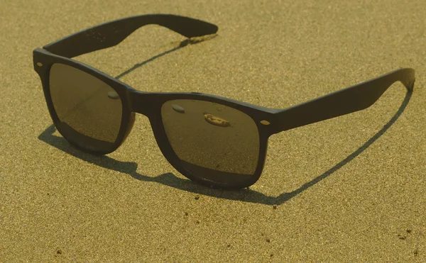 Fekete Napszemüveg Feküdt Egy Nedves Homok Strandon Nyári Napsütéses Napon — Stock Fotó