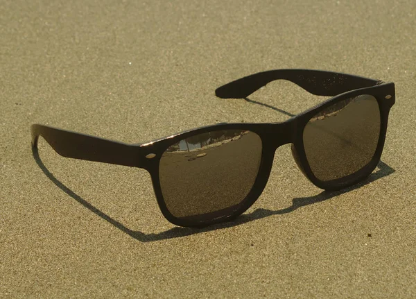 Schwarze Sonnenbrille Auf Nassem Sand Strand Einem Sonnigen Sommertag — Stockfoto