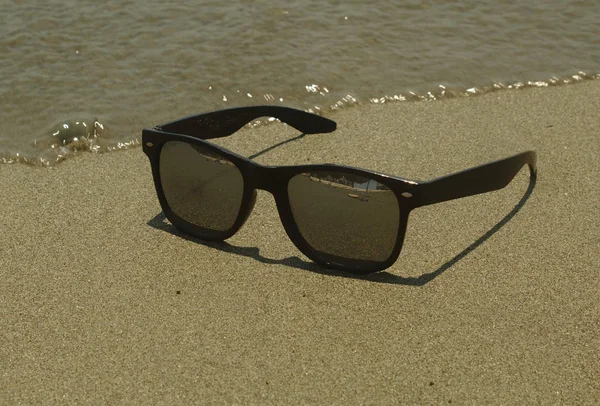 Schwarze Sonnenbrille Die Einem Sonnigen Sommertag Auf Einem Nassen Sand — Stockfoto