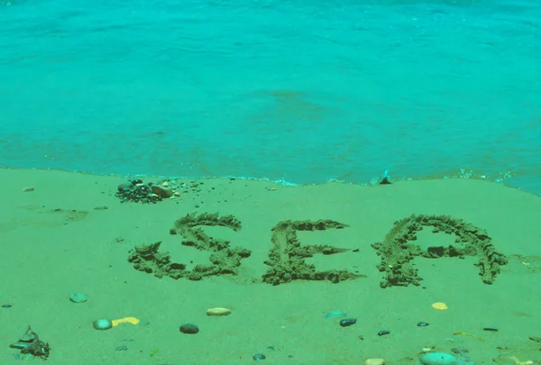 Slovo Moře Napsané Mokrém Písku Několik Oblázků Zvlřčené Vody Kypru — Stock fotografie