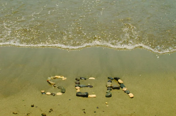 Slovo Moře Napsané Oblázkách Mokrém Písku Zvlřilo Letních Slunečných Plážích — Stock fotografie