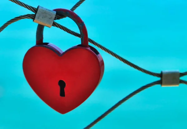 Close Uma Fechadura Amor Vermelho Forma Coração Pendurada Corrimão Ponte — Fotografia de Stock