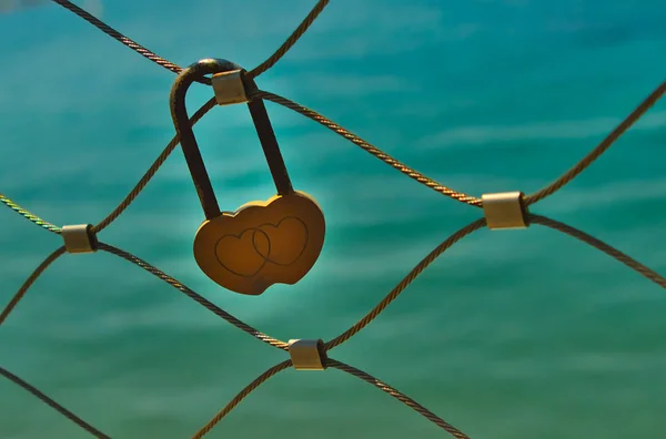 Close Bloqueio Amor Amarelo Forma Coração Pendurado Corrimão Ponte Frente — Fotografia de Stock