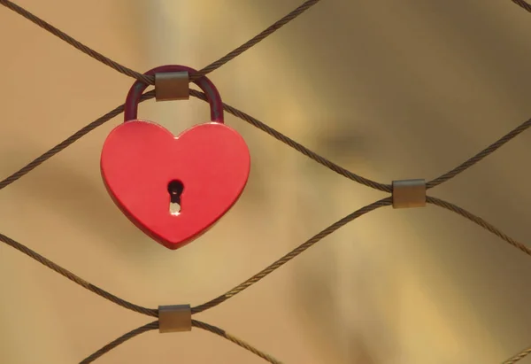 Close Uma Fechadura Amor Vermelho Forma Coração Pendurada Corrimão Ponte — Fotografia de Stock