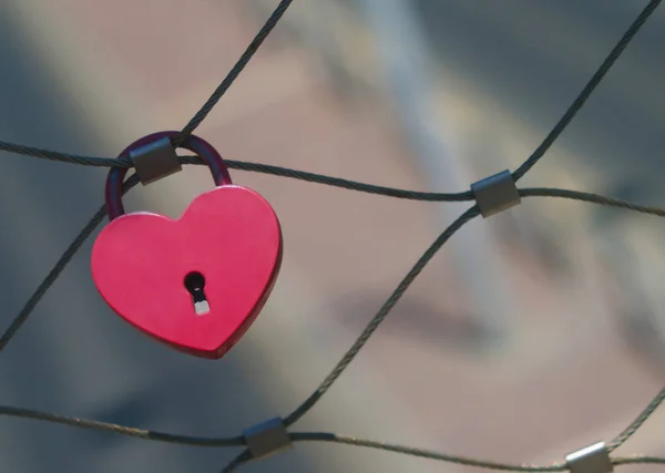 Крупный План Красного Любовного Замка Форме Сердца Висящего Металлическом Мосту — стоковое фото