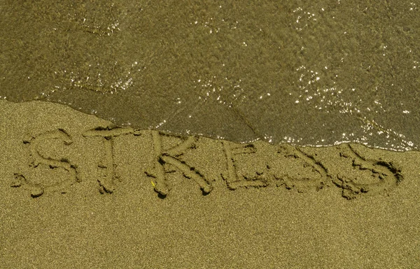 Блестящая Прозрачная Морская Волна Собирается Стереть Слово Стресс Написанный Мокром — стоковое фото