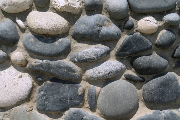 Teil Einer Äußeren Steinmauer Aus Natürlichen Strandkieselsteinen Sonnenlicht — Stockfoto