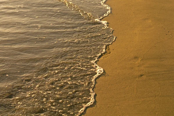 Brillante Ola Mar Burbujeante Arena Amarilla Húmeda Playa Luz Del —  Fotos de Stock