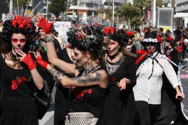 Limasol, Kıbrıs, 10 Mart 2019: Yıllık Limasol Karnaval Festivali'nin Grand Carnival Parade'ine boyalı yüzlerle siyah ve kırmızı kostümlü enerjik kadın grubu