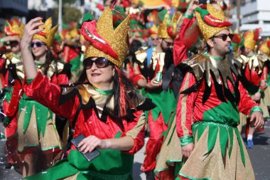Limasol, Kıbrıs, 10 Mart 2019: Yıllık Limasol Karnaval Festivali'nin Grand Carnival Parade sırasında sokakta dans parlak karnaval kostümlü mutlu kadın 