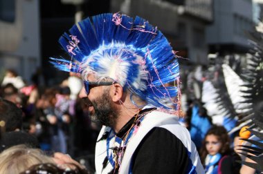 Limasol, Kıbrıs, 10 Mart 2019: Yıllık Limasol Karnaval Festivali'nin Büyük Karnaval Geçit Töreni'nde yer alan mohawk saç stiline sahip gülümseyen bir adamın profili 