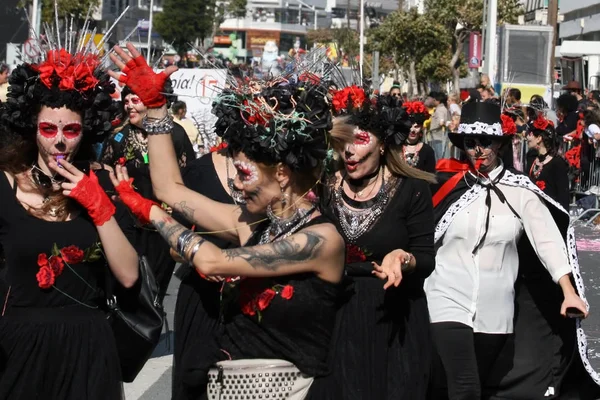 Limassol Cyprus Maart 2019 Groep Energieke Vrouwen Zwarte Rode Kostuums — Stockfoto