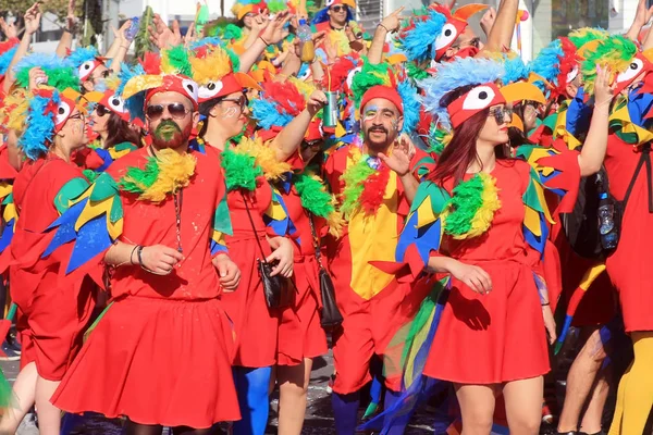 Limasol, Kıbrıs, 10 Mart 2019: Yıllık Limasol Karnaval Festivali'nin Büyük Geçit Töreni'nde renkli karnaval kostümlü neşeli erkek ve kadınlar eğleniyor