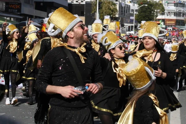 Limassol Chipre Marzo 2019 Grupo Amantes Cerveza Con Disfraces Carnaval — Foto de Stock