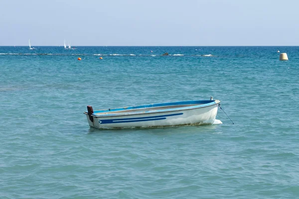 Pequeno Barco Madeira Branco Mar Azul Dia Ensolarado Verão — Fotografia de Stock