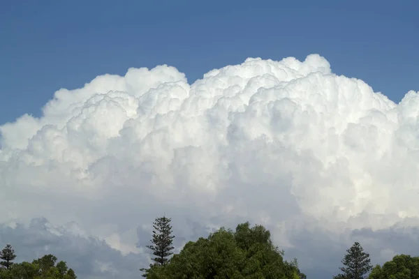 Weiße Und Graue Geschwollene Wolken Strahlend Blauen Himmel Über Den — Stockfoto