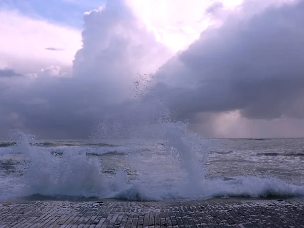 暴风雨的海洋与飞溅的海浪和灰色的多云的天空在阴天在海边 — 图库照片