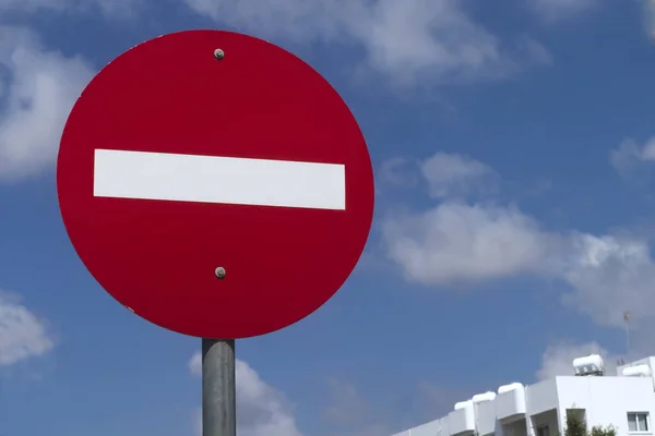 Närbild Ingen Inrese Trafik Logga Framför Den Blå Himlen Med — Stockfoto