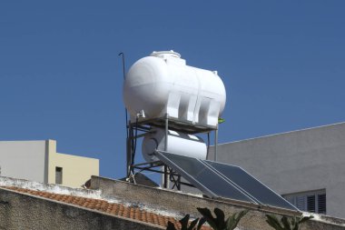 Limasol, Kıbrıs'ta bir çatı üzerinde Güneş su ısıtıcı