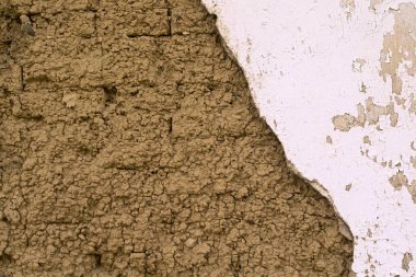 Beyaz boya soyma ile eski çatlak alçıpan ile kaplı bir toprak ev duvar parçası
