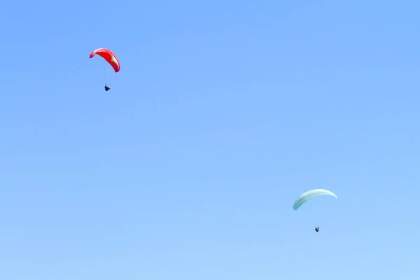 Zwei Bunte Gleitschirme Fliegen Den Klaren Hellblauen Himmel — Stockfoto