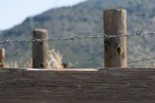 Parte Una Antigua Cerca Madera Con Alambre Púas Las Montañas —  Fotos de Stock