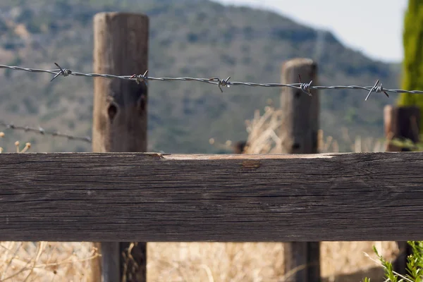 Parte Una Antigua Cerca Madera Con Alambre Púas Las Montañas —  Fotos de Stock