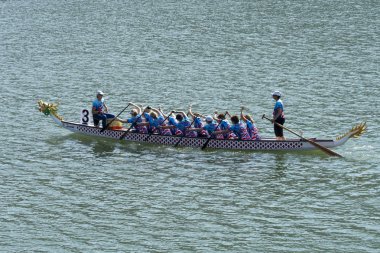 Limasol, Kıbrıs, 19 Ekim 2019: Germasogeia rezervuarında düzenlenen 11. Uluslararası Ejder Botu Festivali 'ne katılan kadın ejderha botu ekibi