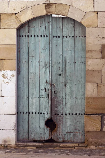 Vecchio Stagionato Pallido Blu Porta Esterna Legno Muro Pietra Blocco — Foto Stock