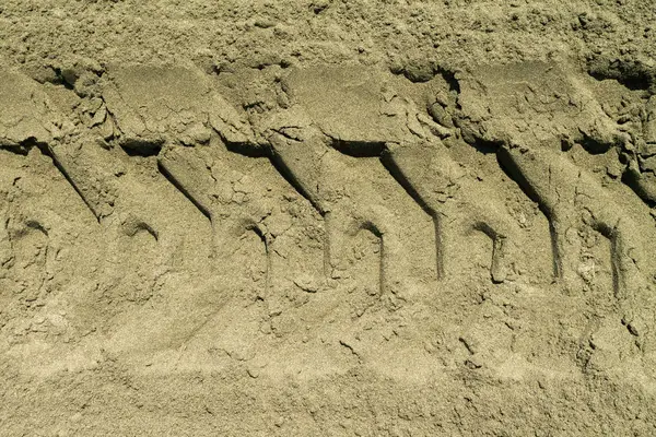 Close Van Deels Onduidelijke Bandensporen Het Bruingele Zand Aan Het — Stockfoto